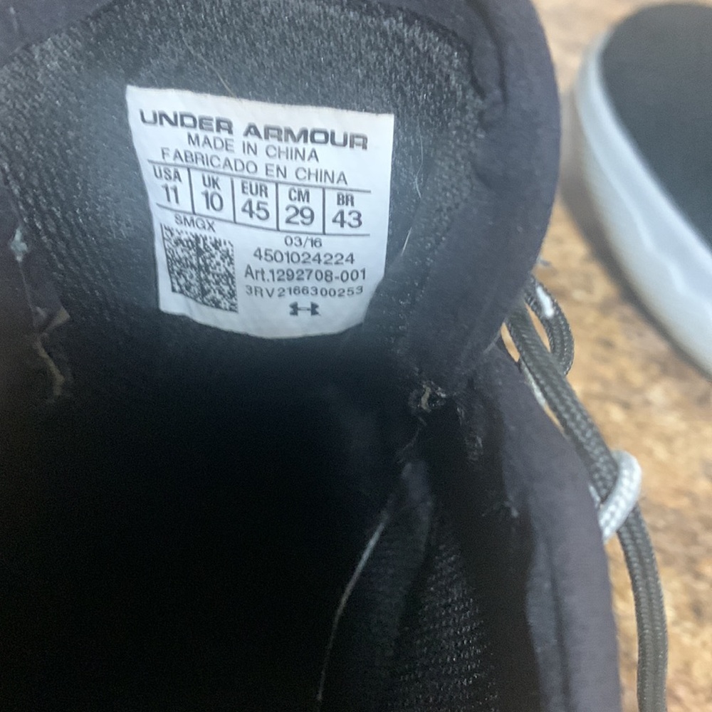 Black Men's Under Armour Shoes. Size 11 - Picture 7 of 7